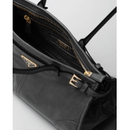 Кожаная сумка среднего размера Prada